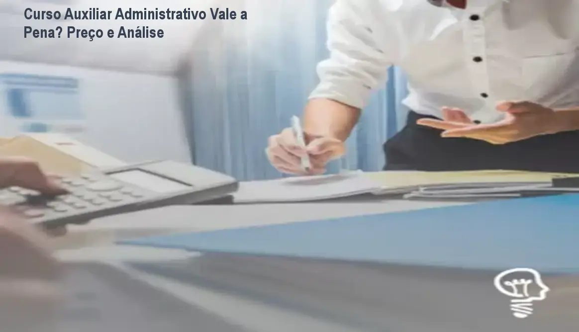 Estudante acessando videoaulas do curso de Auxiliar Administrativo em notebook