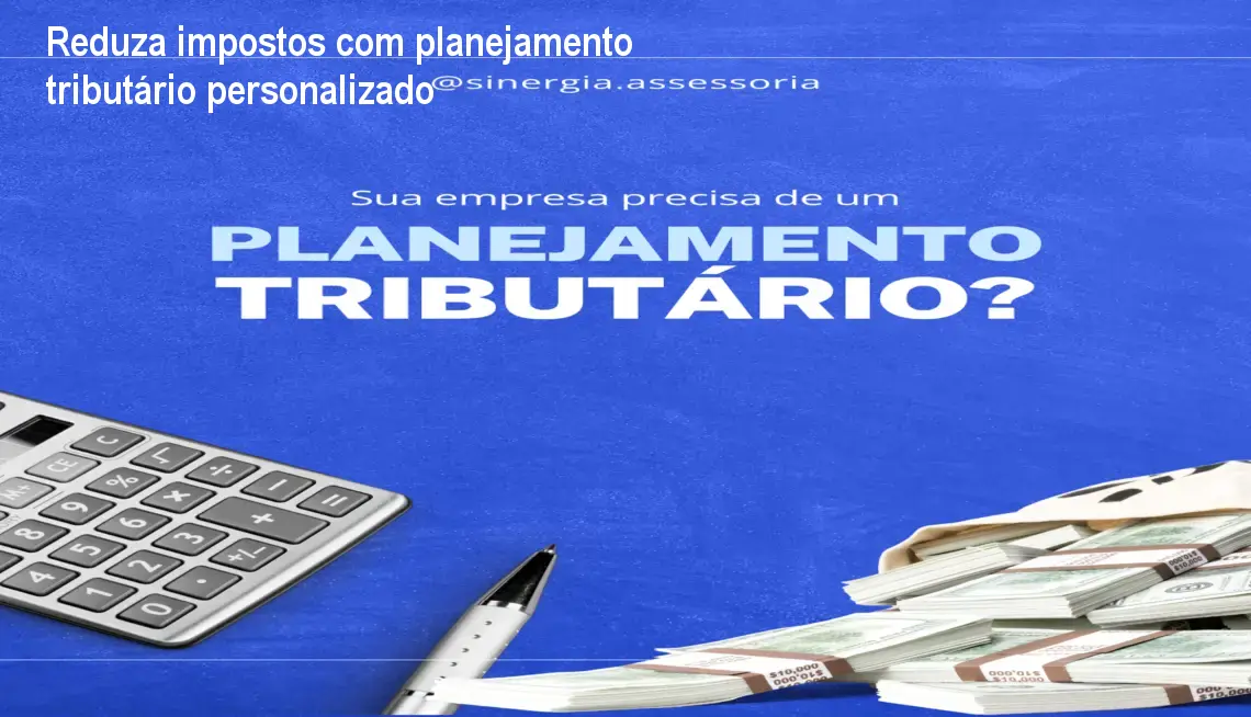 Consultor analisando documentos fiscais para criar um planejamento tributário sob medida para a empresa